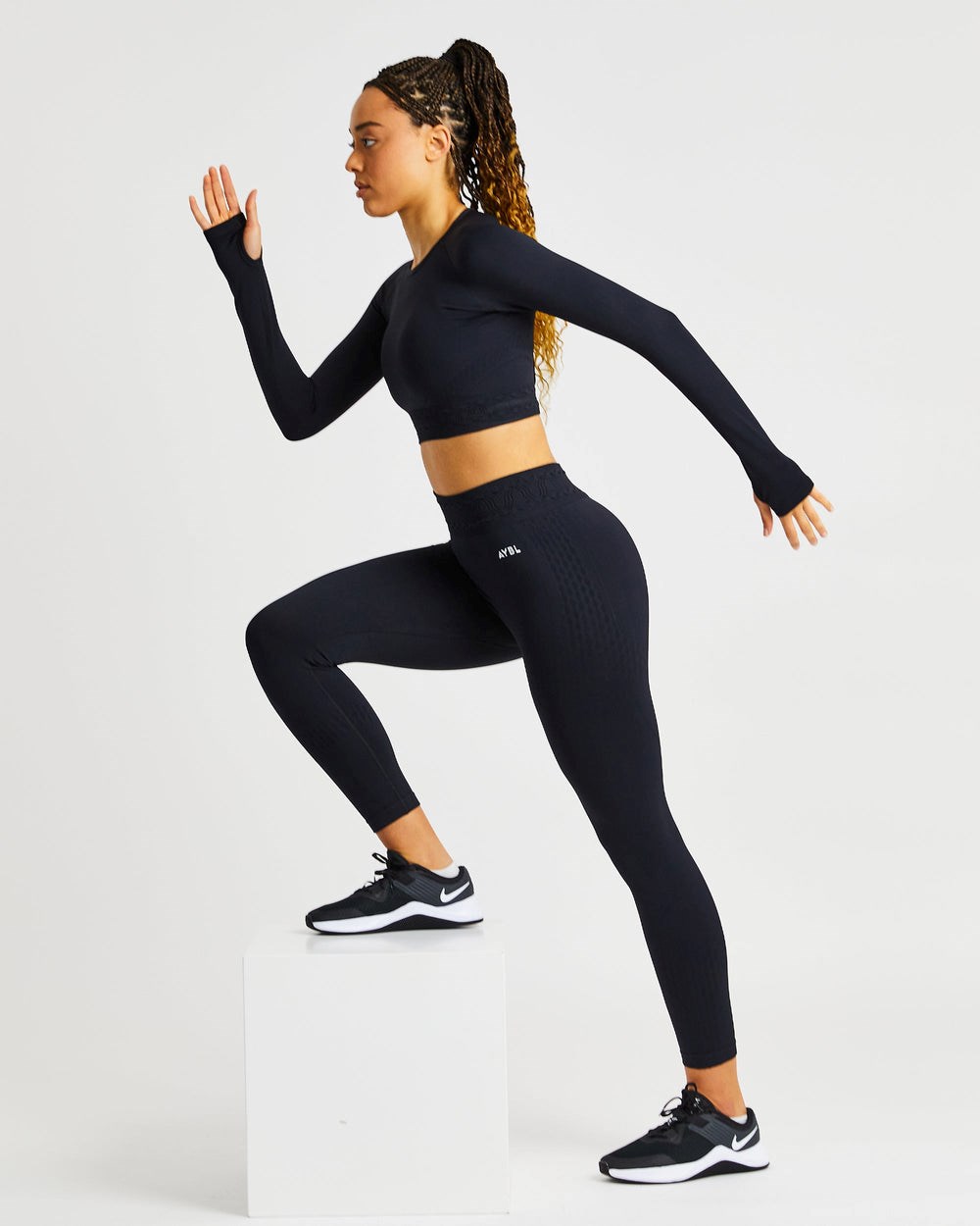 AYBL Elevate Seamless Long Sleeve Crop Top Zwart | 8623051-NQ