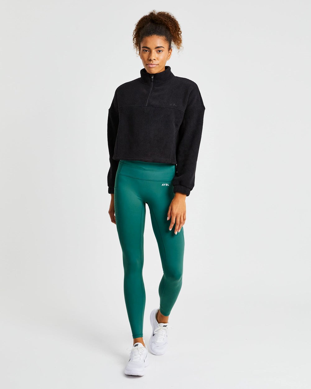 AYBL Effortless Oversized Cropped Fleece Zwart | 3205687-GP