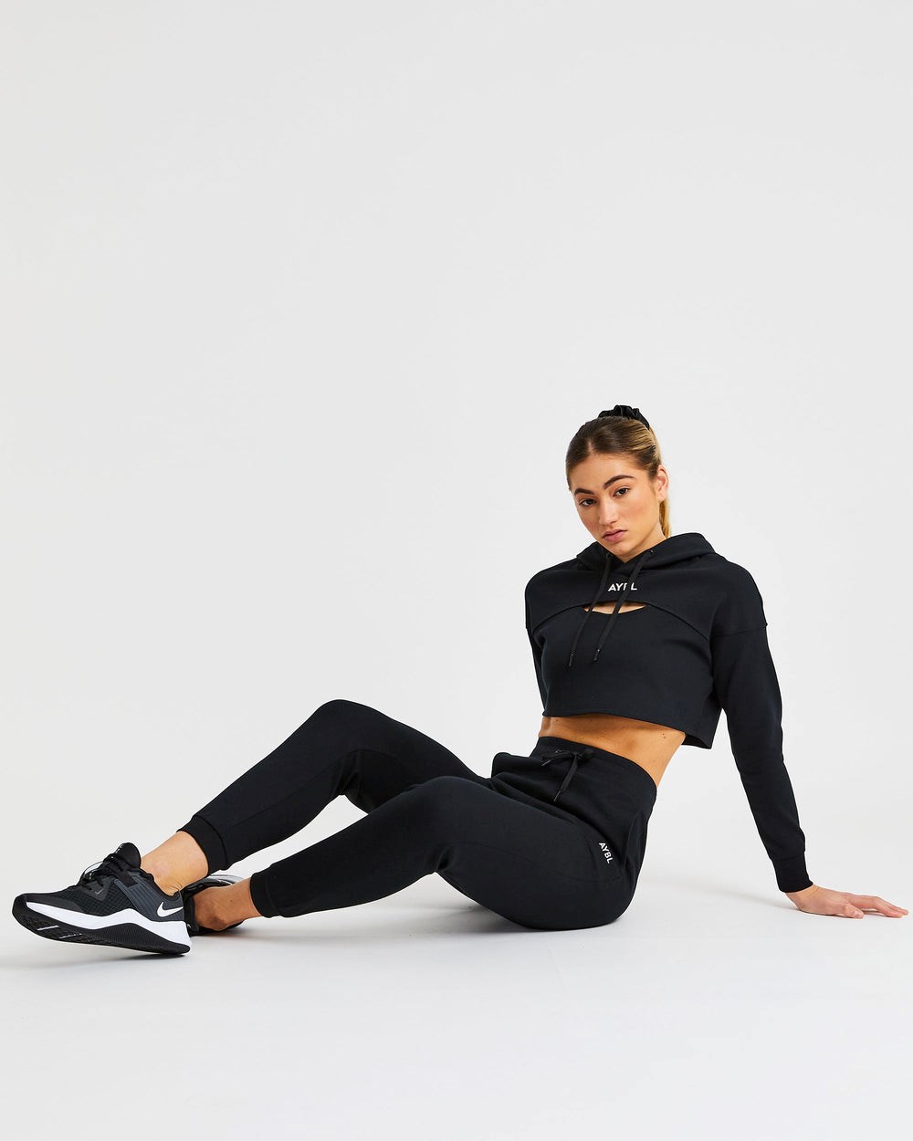 AYBL Everyday Cutout Crop Hoodie Zwart | 2148709-JD