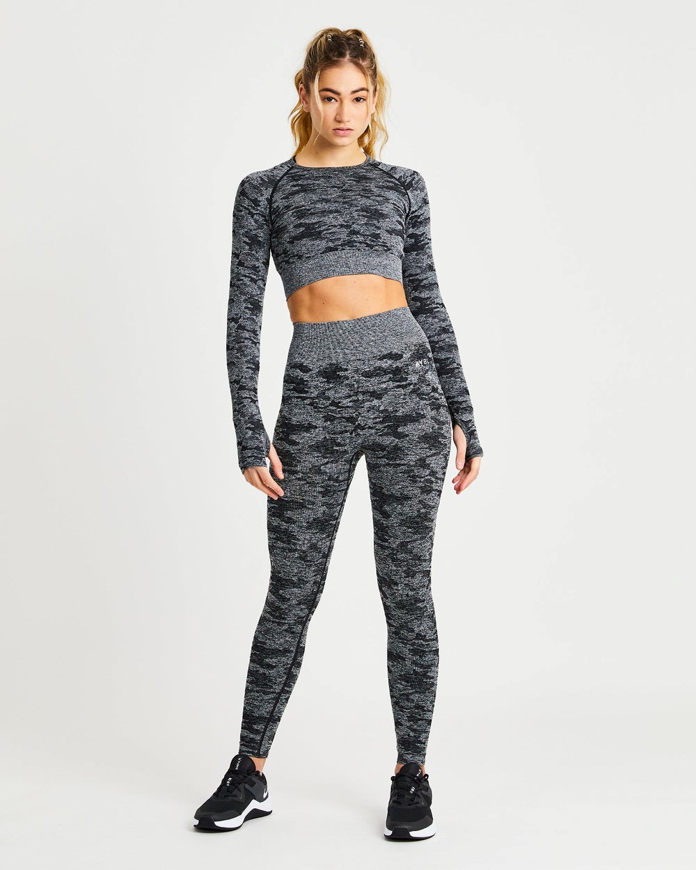 AYBL Evolve Camo Seamless Long Sleeve Crop Top Zwart | 6509841-DY