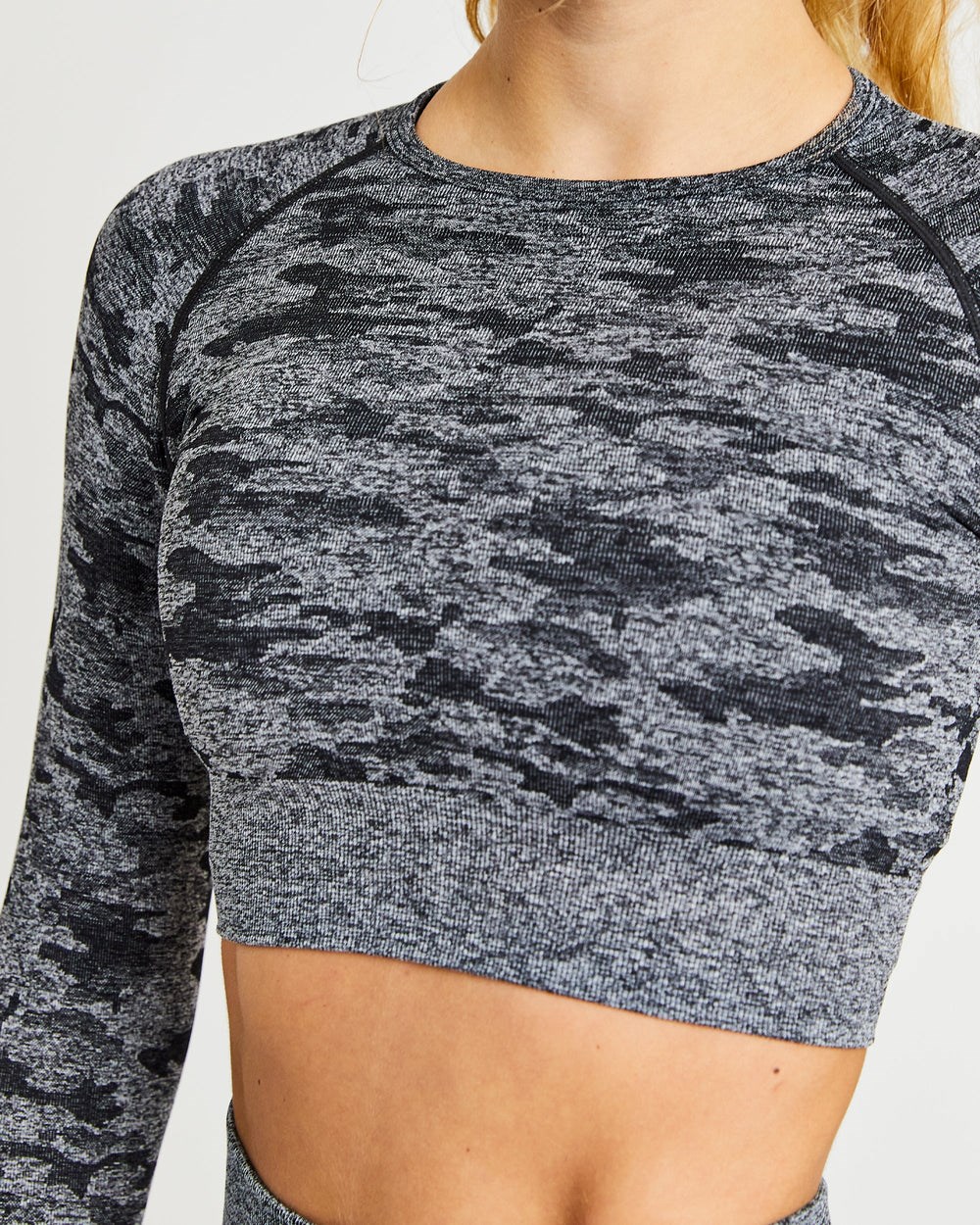 AYBL Evolve Camo Seamless Long Sleeve Crop Top Zwart | 6509841-DY